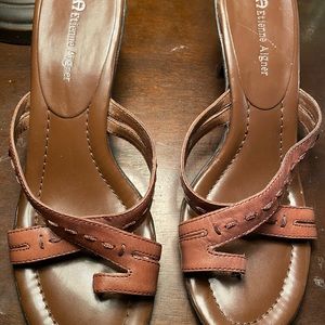 Signer Daryn  brown Sandles